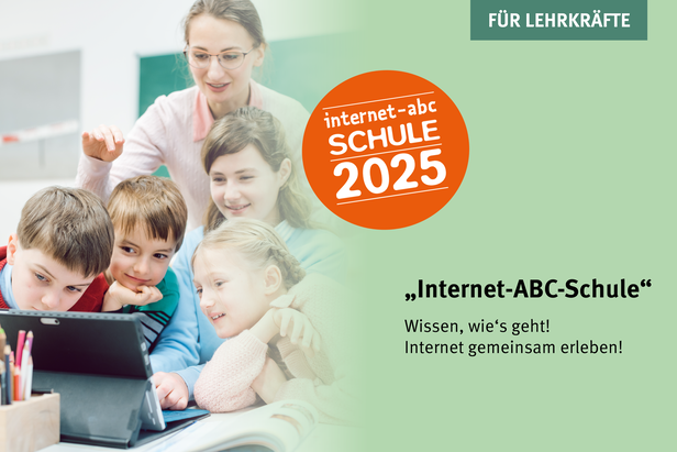 Eine Gruppe kleiner Kinder versammelt sich um ein Tablet und ist ganz gespannt auf den Bildschirm fixiert. Eine erwachsene Frau, vermutlich eine Lehrerin, steht lächelnd hinter ihnen und leitet sie bei der Interaktion mit Medien und Technologie. Sie befinden sich in einem Klassenzimmer, auf dem Tisch liegen Bücher und Schulmaterialien.